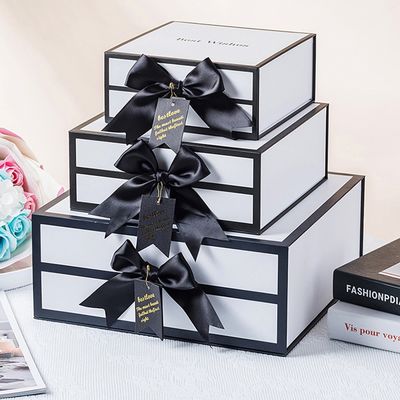 Rigid White Magnetic Cardboard Gift Boxes With Black Rim And Ribbon Bow